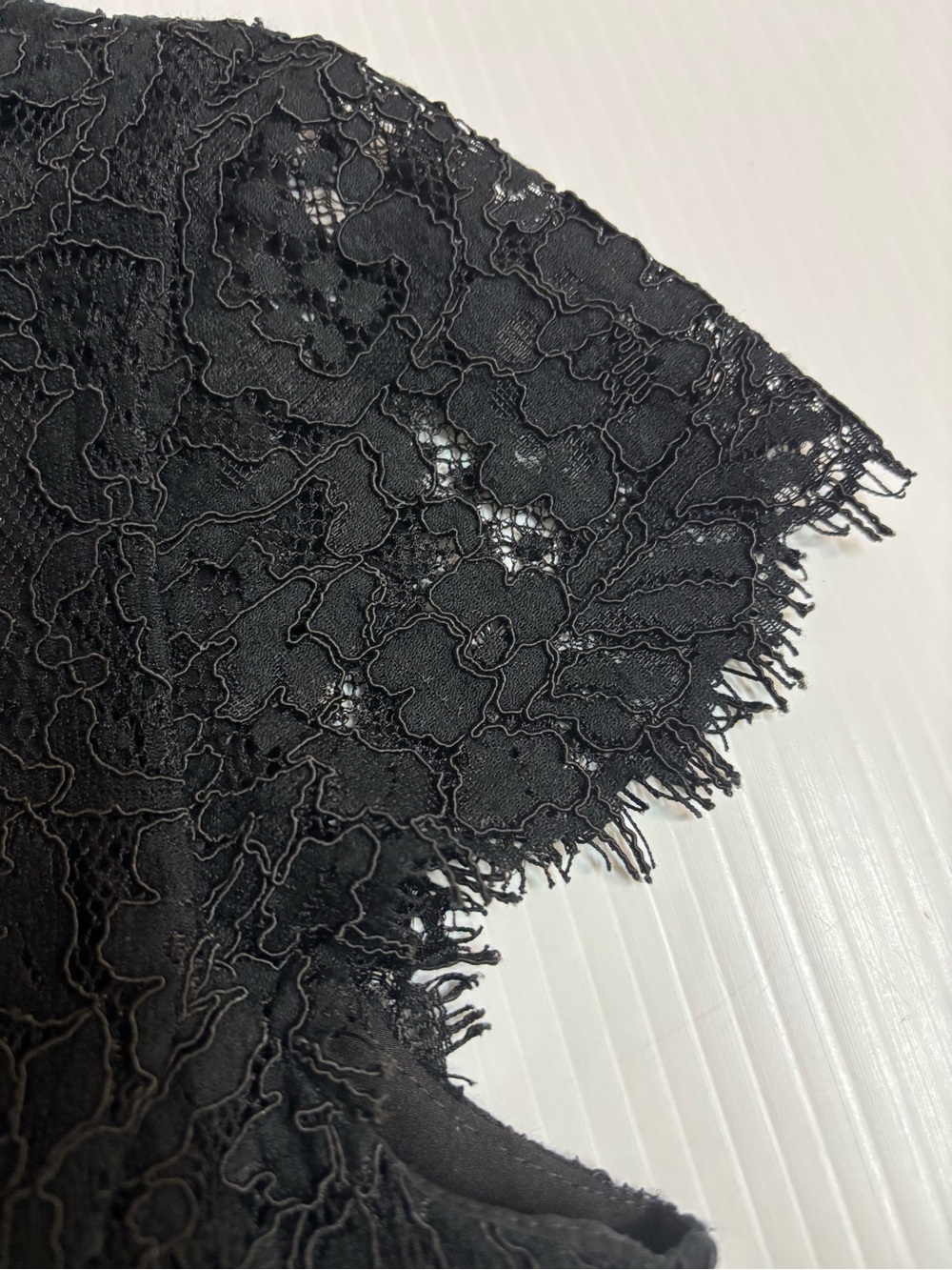 Lauren Ralph Lauren Black Premium Lace Top with Cap-Sleeve - Size: 2 - Picture 8 of 14